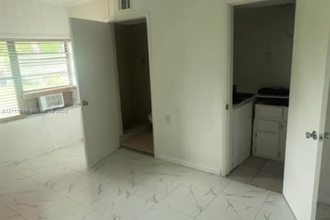 Immobilier commercial à louer à Homestead, Floride: 1 chambre, 195.93 m2 № 2428411 - photo 3