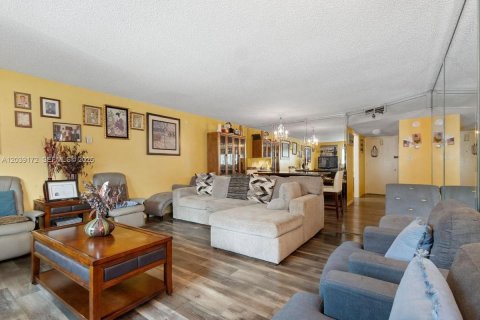 Condo in Lauderhill, Florida, 2 bedrooms  № 2085704 - photo 2