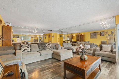 Condo in Lauderhill, Florida, 2 bedrooms  № 2085704 - photo 3