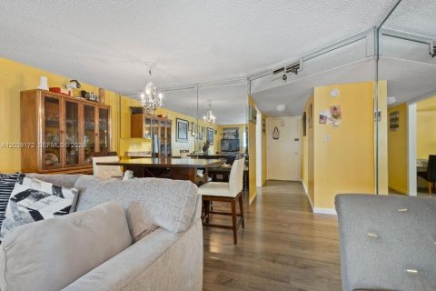 Condo in Lauderhill, Florida, 2 bedrooms  № 2085704 - photo 11