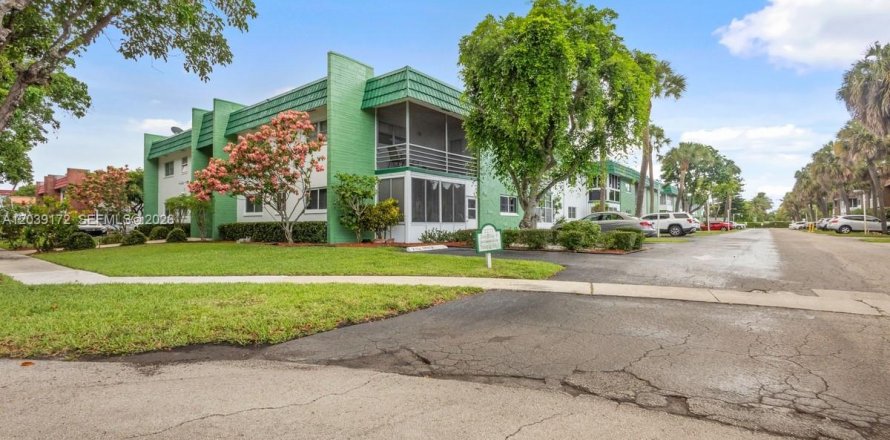Condo in Lauderhill, Florida, 2 bedrooms  № 2085704