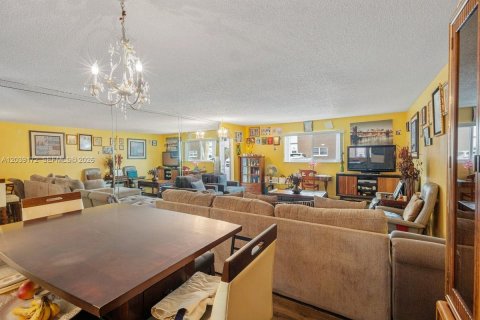 Condo in Lauderhill, Florida, 2 bedrooms  № 2085704 - photo 10