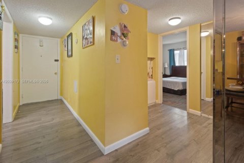 Condo in Lauderhill, Florida, 2 bedrooms  № 2085704 - photo 4