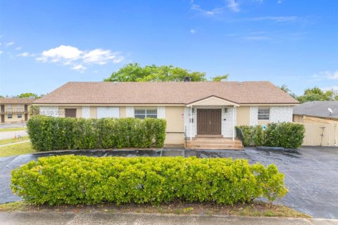 Commercial property in Lake Park, Florida № 2074759