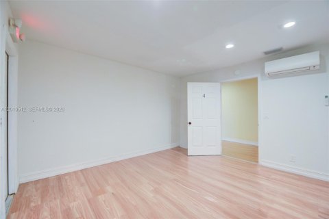 Commercial property in Lake Park, Florida № 2074759 - photo 20