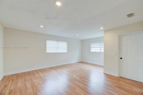 Commercial property in Lake Park, Florida № 2074759 - photo 17