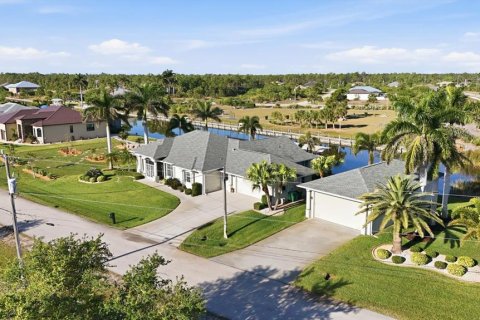 Casa en venta en Port Charlotte, Florida, 3 dormitorios, 244.52 m2 № 2108135 - foto 4
