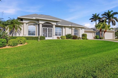 House in Port Charlotte, Florida 3 bedrooms, 244.52 sq.m. № 2108135