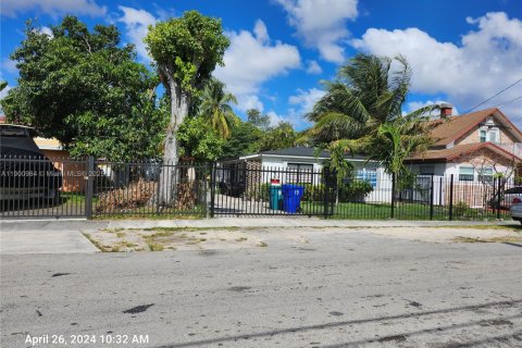 Commercial property in Miami, Florida 1 bedroom, 127.65 sq.m. № 1952218 - photo 1