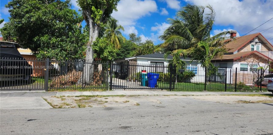 Commercial property in Miami, Florida 1 bedroom, 127.65 sq.m. № 1952218