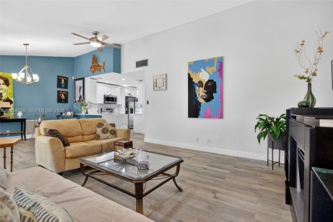 Villa ou maison à vendre à Deerfield Beach, Floride: 2 chambres, 138.52 m2 № 1995838 - photo 22