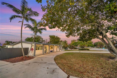 House in Palmetto Bay, Florida 4 bedrooms, 172.8 sq.m. № 1674532 - photo 22