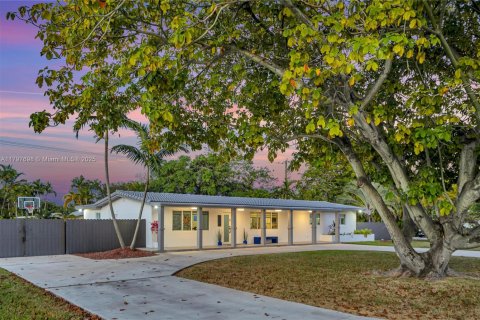 House in Palmetto Bay, Florida 4 bedrooms, 172.8 sq.m. № 1674532 - photo 21