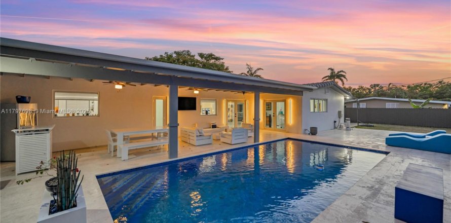 House in Palmetto Bay, Florida 4 bedrooms, 172.8 sq.m. № 1674532