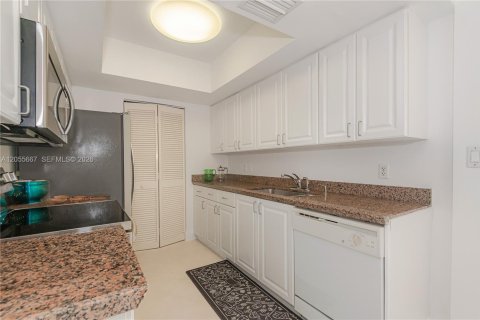 Condo in Miami Beach, Florida, 1 bedroom  № 2153616 - photo 13