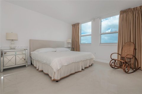 Condo in Miami Beach, Florida, 1 bedroom  № 2153616 - photo 18