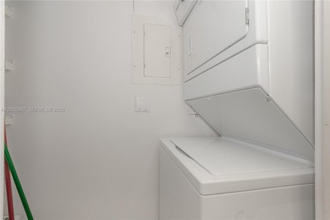Condo in Miami Beach, Florida, 1 bedroom  № 2153616 - photo 17
