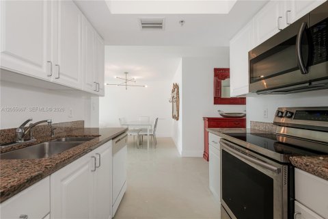 Condo in Miami Beach, Florida, 1 bedroom  № 2153616 - photo 15