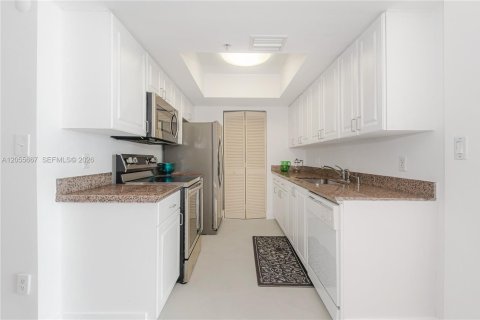 Condo in Miami Beach, Florida, 1 bedroom  № 2153616 - photo 12