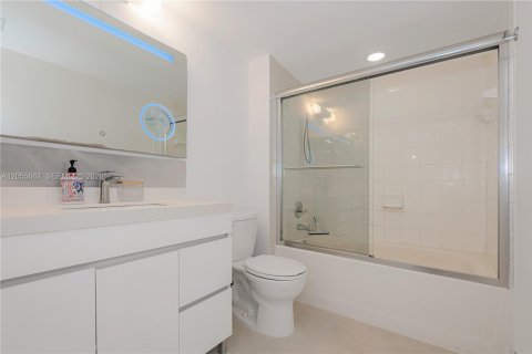 Condo in Miami Beach, Florida, 1 bedroom  № 2153616 - photo 21