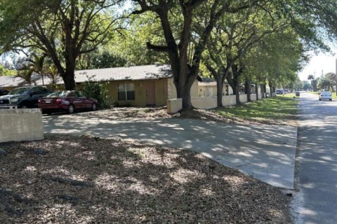 Commercial property in St. Lucie, Florida № 2146853