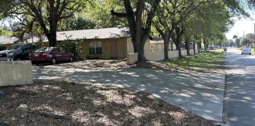 Commercial property in St. Lucie, Florida № 2146853