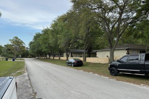 Commercial property in St. Lucie, Florida № 2146853 - photo 3