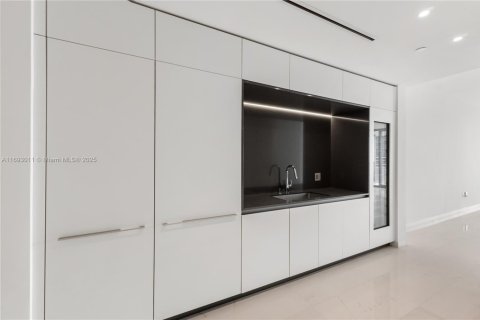 Condo in Miami, Florida, 3 bedrooms  № 1865152 - photo 21