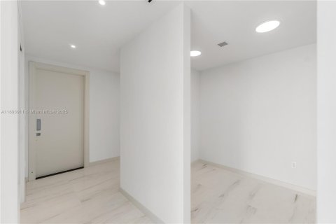 Condo in Miami, Florida, 3 bedrooms  № 1865152 - photo 24