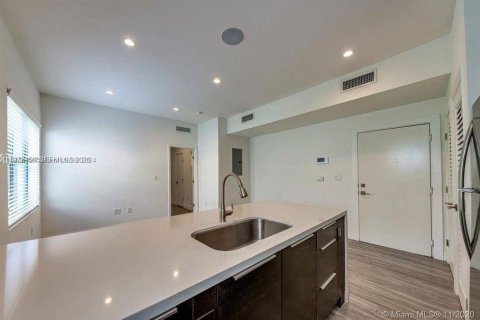 Appartement à louer à Miami, Floride: 1 chambre, 66.89 m2 № 2040357 - photo 2