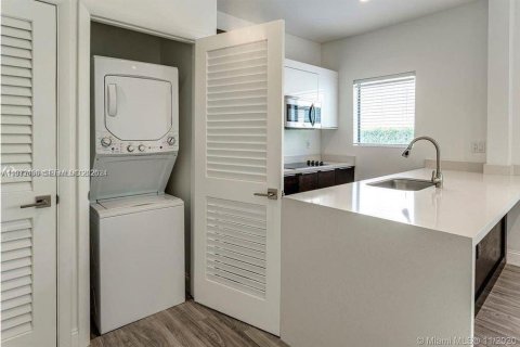 Appartement à louer à Miami, Floride: 1 chambre, 66.89 m2 № 2040357 - photo 4