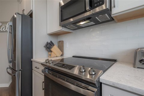 Townhouse in Wesley Chapel, Florida 3 bedrooms, 172.15 sq.m. № 1813104 - photo 17
