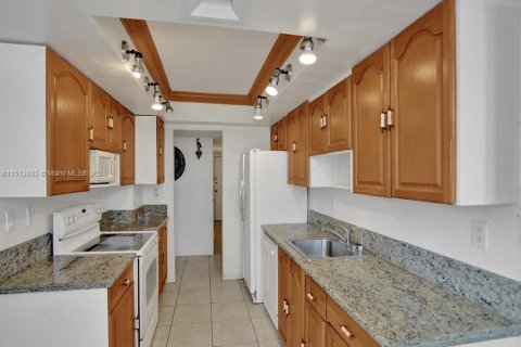 Condo in Aventura, Florida, 2 bedrooms  № 1938037 - photo 17