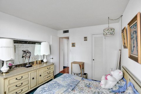 Condo in Aventura, Florida, 2 bedrooms  № 1938037 - photo 24