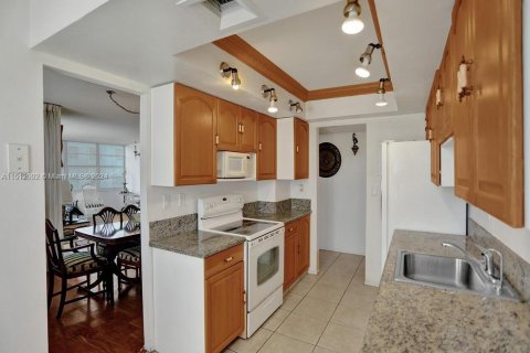 Condo in Aventura, Florida, 2 bedrooms  № 1938037 - photo 18
