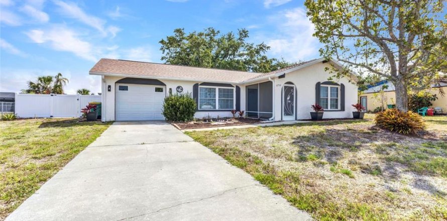 House in Port Charlotte, Florida 2 bedrooms, 97.73 sq.m. № 1675103