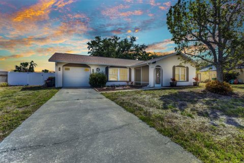House in Port Charlotte, Florida 2 bedrooms, 97.73 sq.m. № 1675103 - photo 2