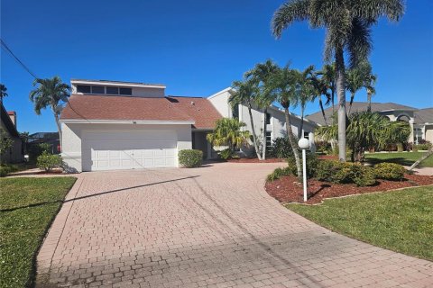 House in Cape Coral, Florida 4 bedrooms, 245.91 sq.m. № 1608236 - photo 2