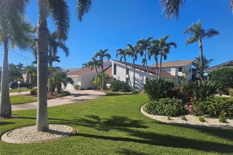 House in Cape Coral, Florida 4 bedrooms, 245.91 sq.m. № 1608236 - photo 1