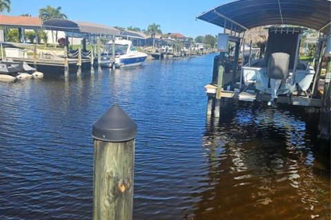 House in Cape Coral, Florida 4 bedrooms, 245.91 sq.m. № 1608236 - photo 7