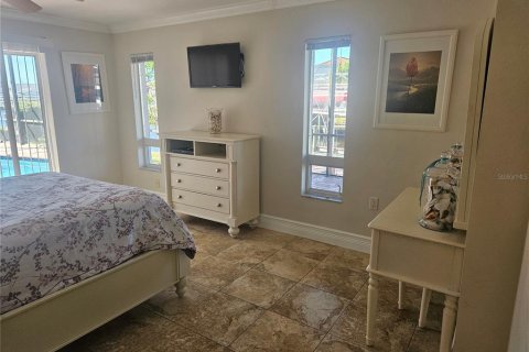 House in Cape Coral, Florida 4 bedrooms, 245.91 sq.m. № 1608236 - photo 25