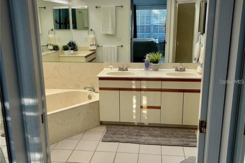 House in Sarasota, Florida 3 bedrooms, 141.03 sq.m. № 2212863 - photo 13