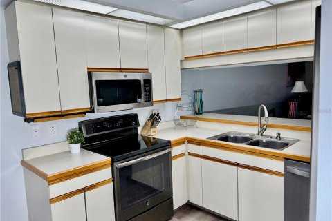 House in Sarasota, Florida 3 bedrooms, 141.03 sq.m. № 2212863 - photo 3