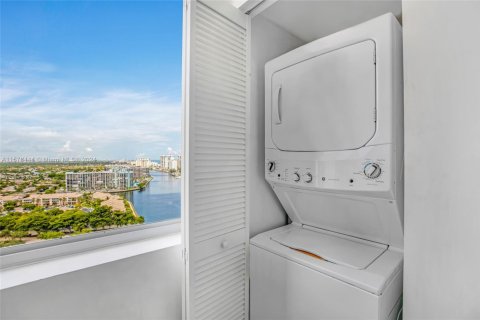 Copropriété à louer à Hallandale Beach, Floride: 3 chambres, 146.51 m2 № 1933858 - photo 25