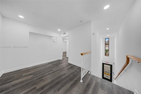 Propiedad comercial en venta en Hialeah, Florida № 2263350 - foto 4