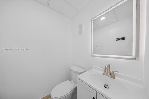Propiedad comercial en venta en Hialeah, Florida № 2263350 - foto 21