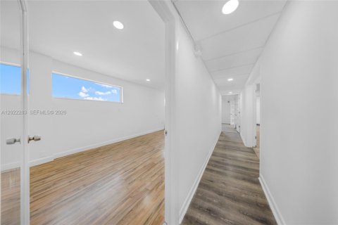 Propiedad comercial en venta en Hialeah, Florida № 2263350 - foto 17
