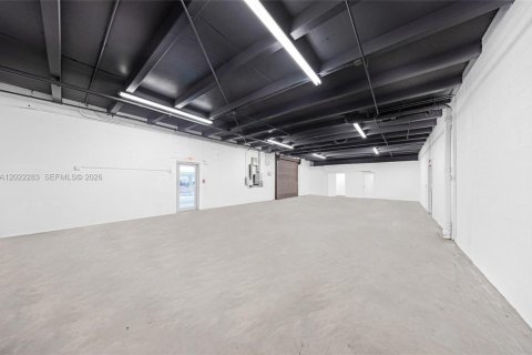 Propiedad comercial en venta en Hialeah, Florida № 2263350 - foto 7