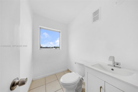 Propiedad comercial en venta en Hialeah, Florida № 2263350 - foto 27