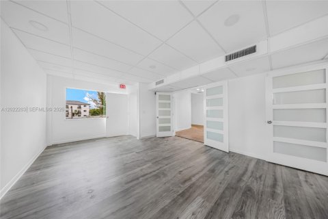 Propiedad comercial en venta en Hialeah, Florida № 2263350 - foto 15